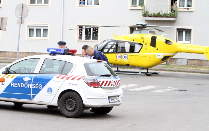 Mentőhelikopter szállt le a Béke térre - fotó: 