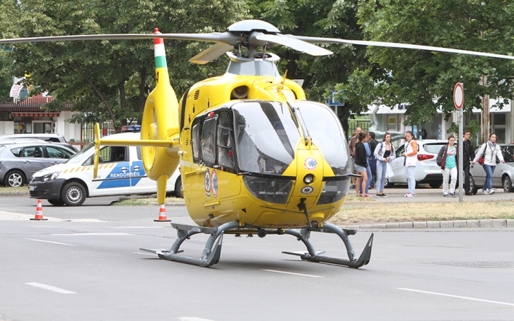 Mentőhelikopter szállt le a Béke térre - fotó: 