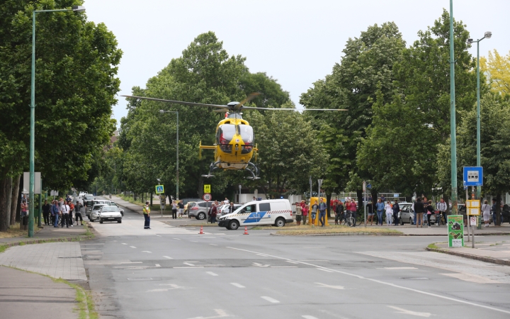 Mentőhelikopter szállt le a Béke térre - fotó: 