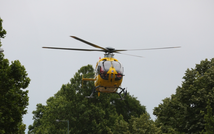 Mentőhelikopter szállt le a Béke térre - fotó: 