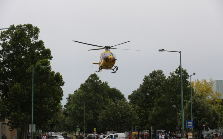 Mentőhelikopter szállt le a Béke térre - fotó: 