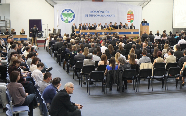 Ünnepélyes diplomaátadó a főiskolán - fotó: Sándor Judit