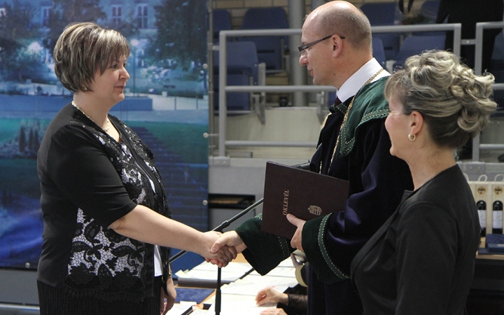 Ünnepélyes diplomaátadó a főiskolán - fotó: Sándor Judit