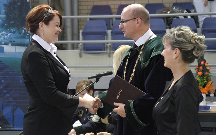 Ünnepélyes diplomaátadó a főiskolán - fotó: Sándor Judit