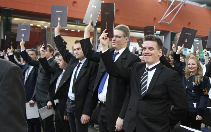 Ünnepélyes diplomaátadó a főiskolán - fotó: Sándor Judit