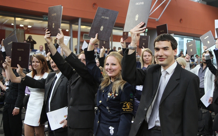 Ünnepélyes diplomaátadó a főiskolán - fotó: Sándor Judit