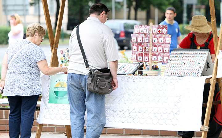 Megyenapi kirakodós a Városháza téren - fotó: Sándor Judit