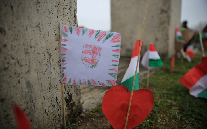 Megemlékezés és koszorúzás a forradalmi emlékműnél - fotó: 