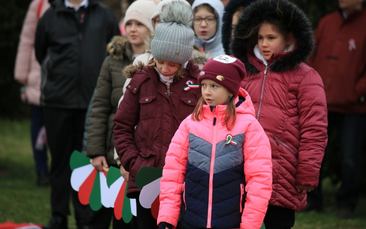 Megemlékezés és koszorúzás a forradalmi emlékműnél - fotó: 