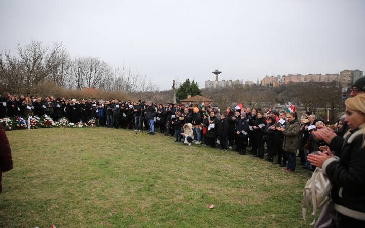 Megemlékezés és koszorúzás a forradalmi emlékműnél - fotó: 