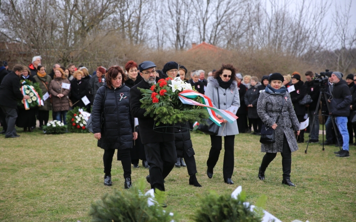 Megemlékezés és koszorúzás a forradalmi emlékműnél - fotó: 