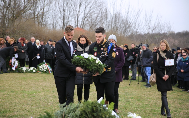 Megemlékezés és koszorúzás a forradalmi emlékműnél - fotó: 