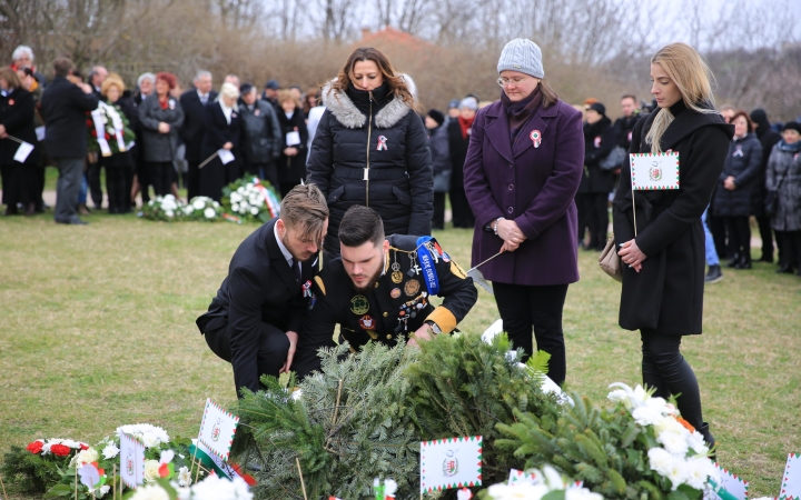 Megemlékezés és koszorúzás a forradalmi emlékműnél - fotó: 