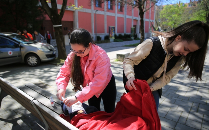 Életmentő diákok a Kultik Moziban és környékén - fotó: 