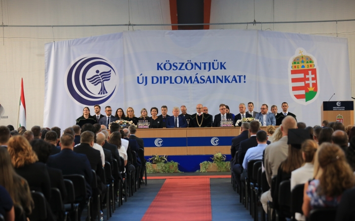 Diplomaátadó pillanatképek a Dunaújvárosi Egyetemen - fotó: 