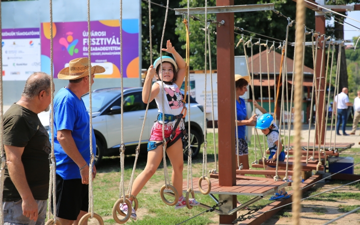 Újvárosi Fesztivál – a zászlóbontás képei - fotó: 