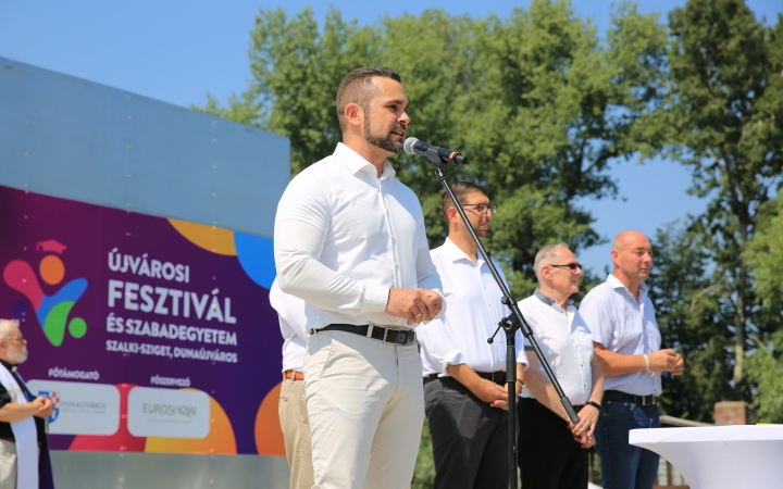 Újvárosi Fesztivál – a zászlóbontás képei - fotó: 