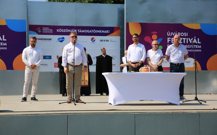 Újvárosi Fesztivál – a zászlóbontás képei - fotó: 