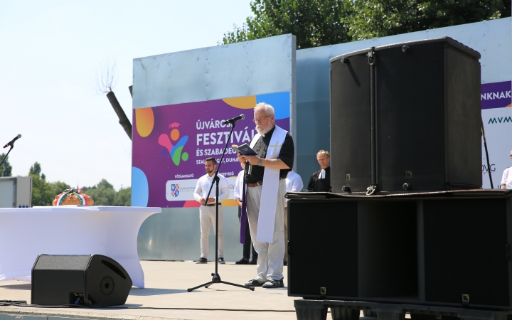 Újvárosi Fesztivál – a zászlóbontás képei - fotó: 
