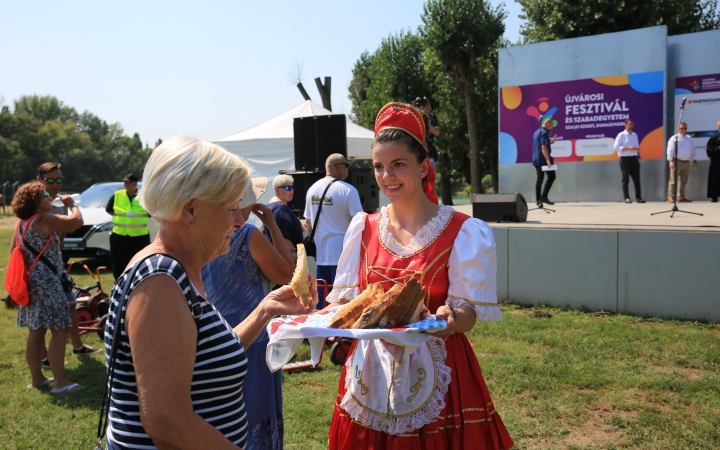 Újvárosi Fesztivál – a zászlóbontás képei - fotó: 