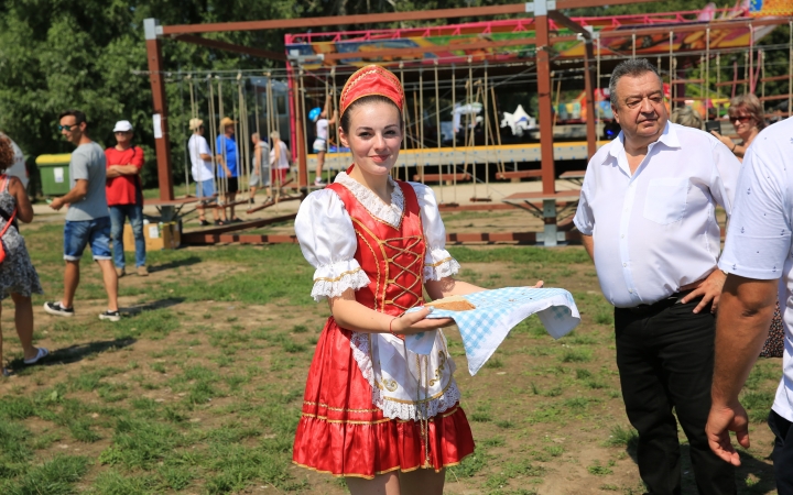 Újvárosi Fesztivál – a zászlóbontás képei - fotó: 