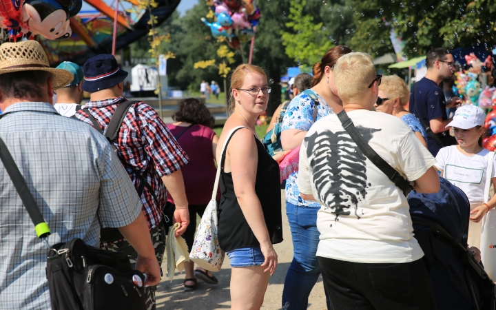 Újvárosi Fesztivál – a zászlóbontás képei - fotó: 