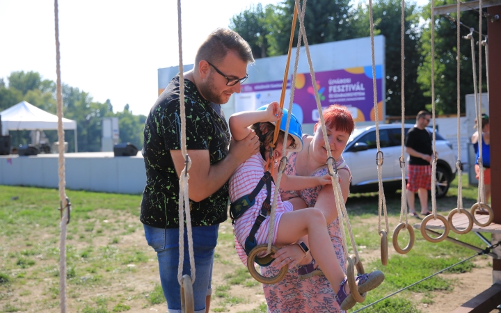 Újvárosi Fesztivál – a zászlóbontás képei - fotó: 
