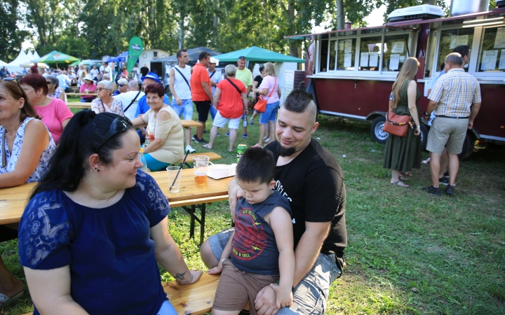 Újvárosi Fesztivál – a zászlóbontás képei - fotó: 