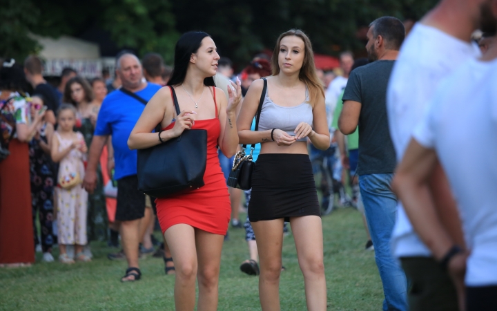 Újvárosi Fesztivál – a zászlóbontás képei - fotó: 