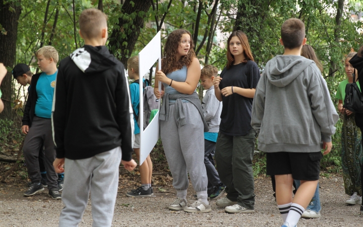 Az erdei tornapálya megtisztítása - fotó: 