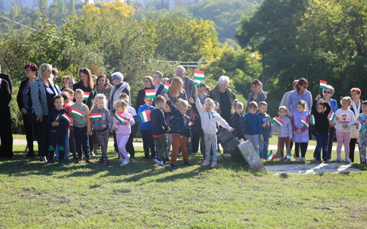 Ünnep a gyásznapon a forradalmi emlékműnél - fotó: 