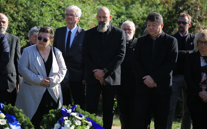 Ünnep a gyásznapon a forradalmi emlékműnél - fotó: 