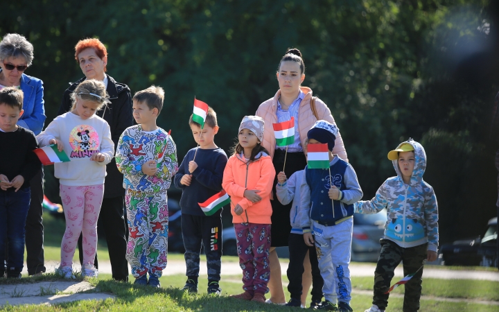 Ünnep a gyásznapon a forradalmi emlékműnél - fotó: 