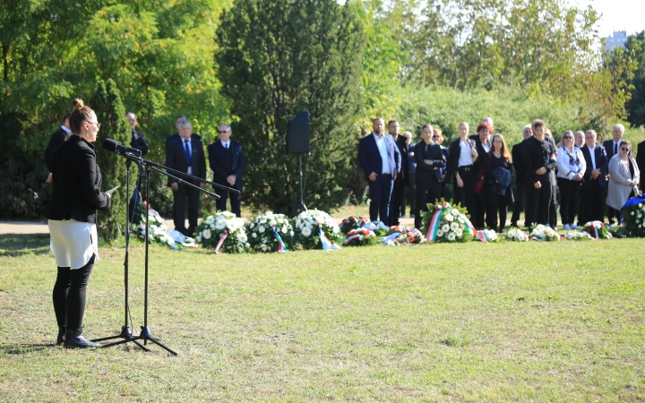 Ünnep a gyásznapon a forradalmi emlékműnél - fotó: 