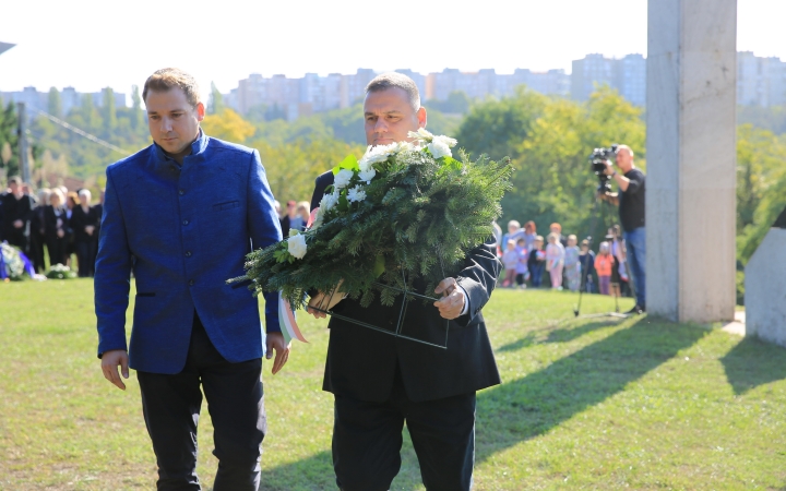 Ünnep a gyásznapon a forradalmi emlékműnél - fotó: 