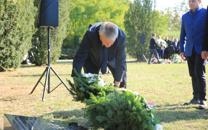 Ünnep a gyásznapon a forradalmi emlékműnél - fotó: 