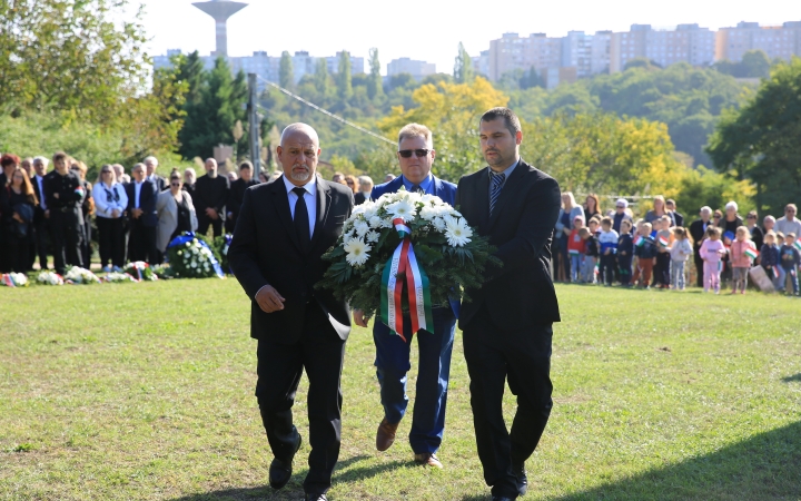 Ünnep a gyásznapon a forradalmi emlékműnél - fotó: 