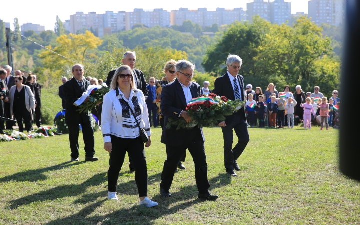 Ünnep a gyásznapon a forradalmi emlékműnél - fotó: 