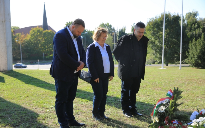 Ünnep a gyásznapon a forradalmi emlékműnél - fotó: 