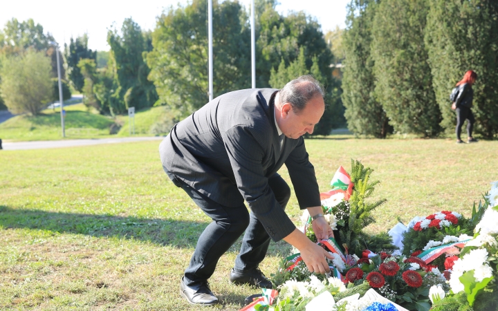 Ünnep a gyásznapon a forradalmi emlékműnél - fotó: 