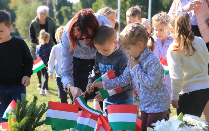 Ünnep a gyásznapon a forradalmi emlékműnél - fotó: 