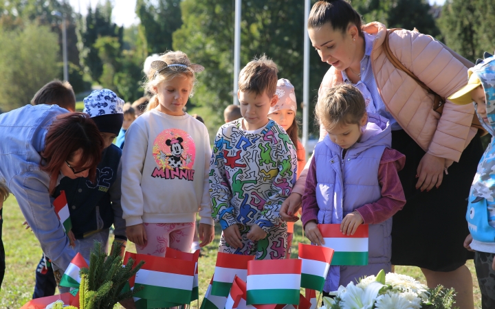 Ünnep a gyásznapon a forradalmi emlékműnél - fotó: 