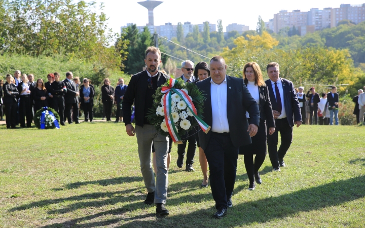 Ünnep a gyásznapon a forradalmi emlékműnél - fotó: 