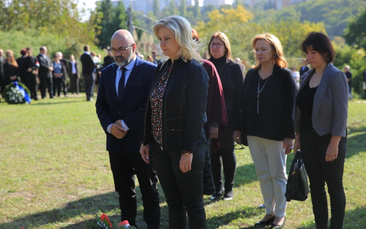 Ünnep a gyásznapon a forradalmi emlékműnél - fotó: 