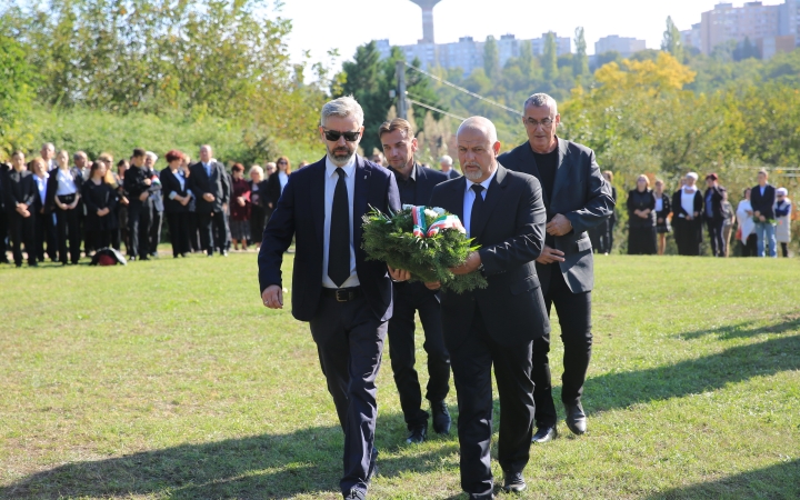 Ünnep a gyásznapon a forradalmi emlékműnél - fotó: 