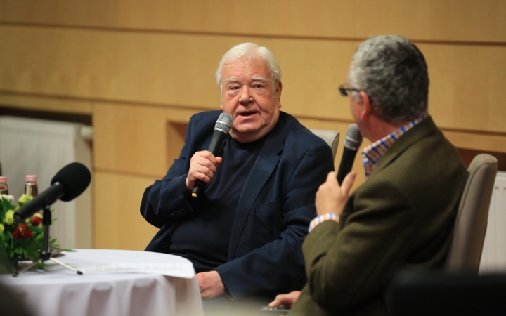 Gálvölgyi János volt a "Rajta, Újváros!" Egyesület sorozatának vendége - fotó: 