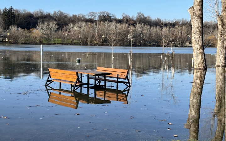 Árhullám, tetőzés az öbölben és a szabadstrandon - fotó: 