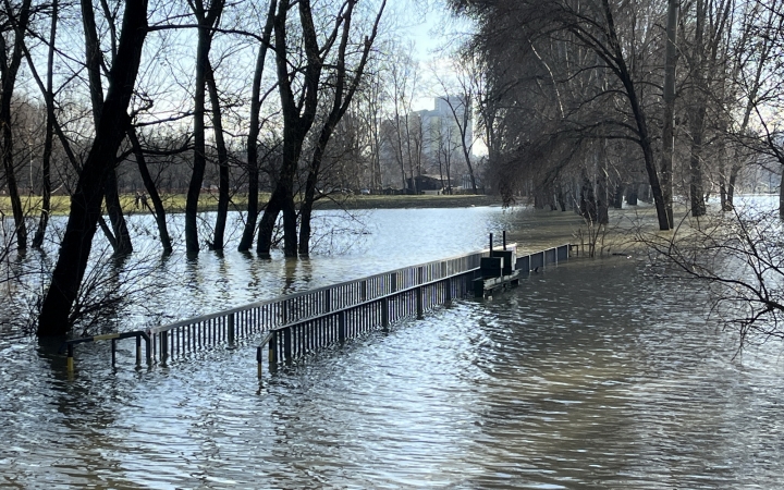 Árhullám, tetőzés az öbölben és a szabadstrandon - fotó: 