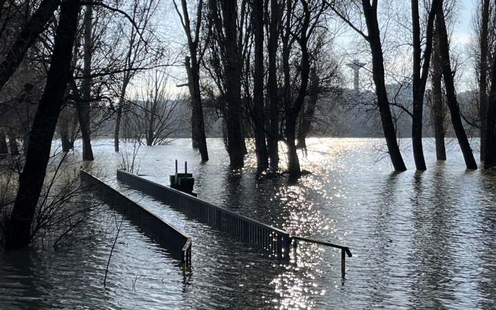 Árhullám, tetőzés az öbölben és a szabadstrandon - fotó: 