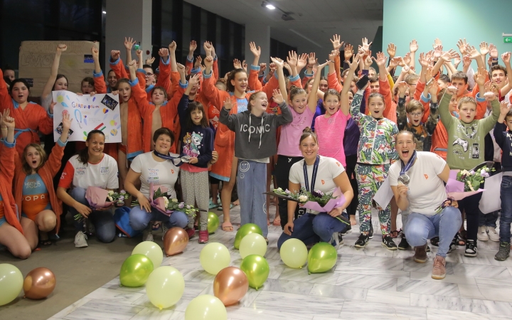 Vízilabdázók köszöntése az uszodában - fotó: 